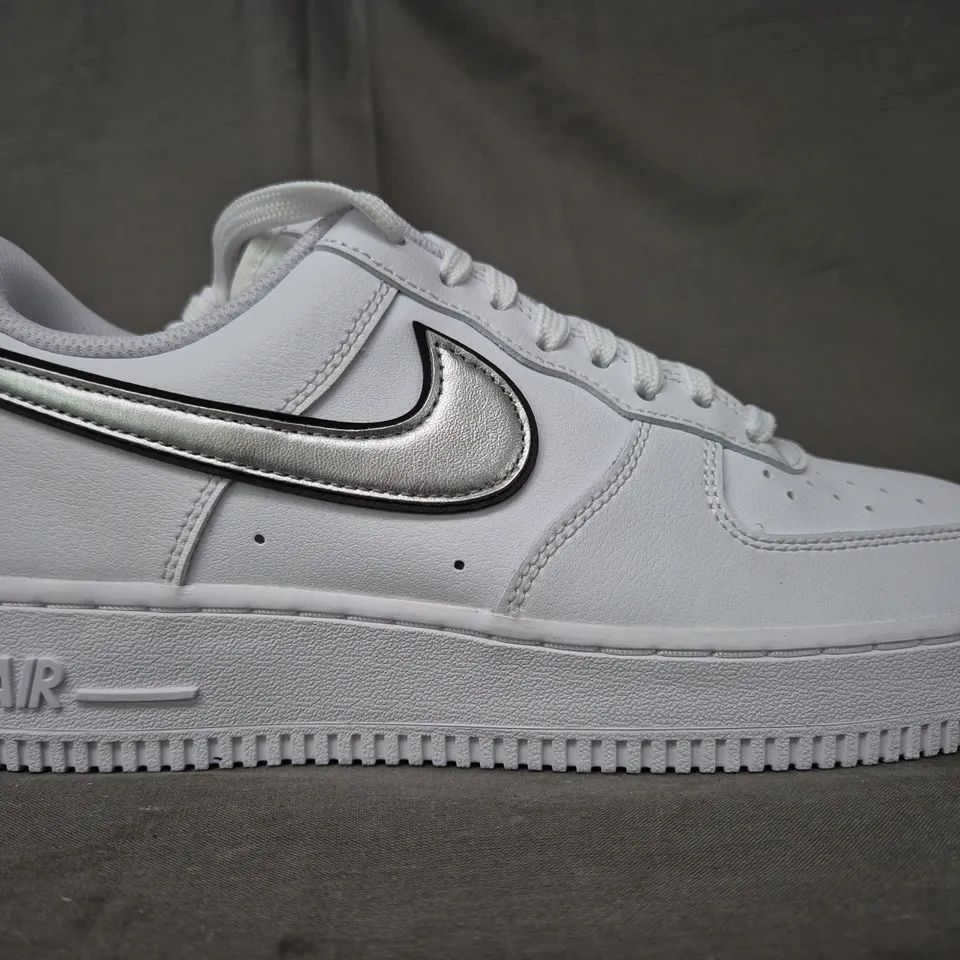 BRAND NEW BOXED PAIR OF NIKE WOMEN'S AIR FORCE 1 '07 ESS SHOES IN WHITE/METALLIC SILVER UK SIZE 6.5