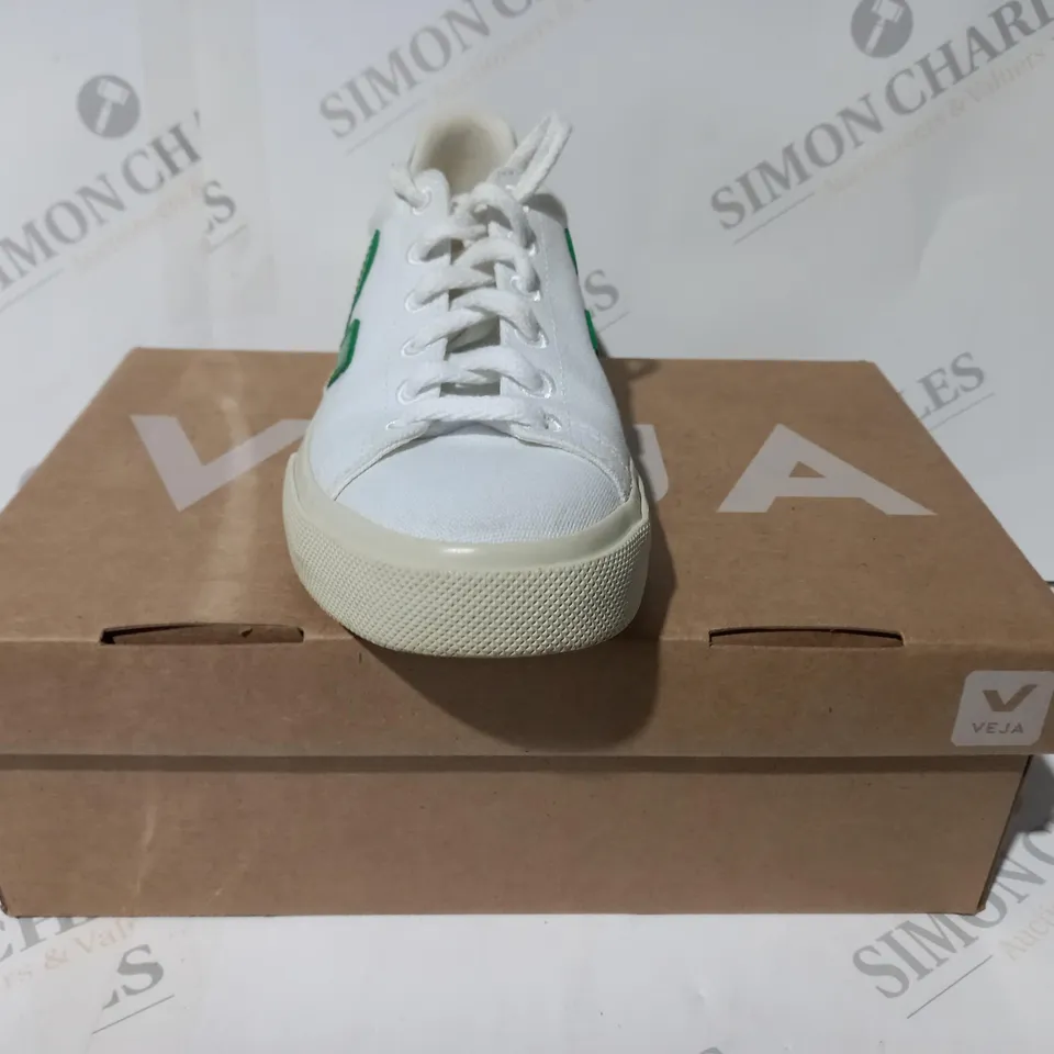 BOXED PAIR OF VEJA TRAINERS IN WHITE/GREEN UK SIZE 4