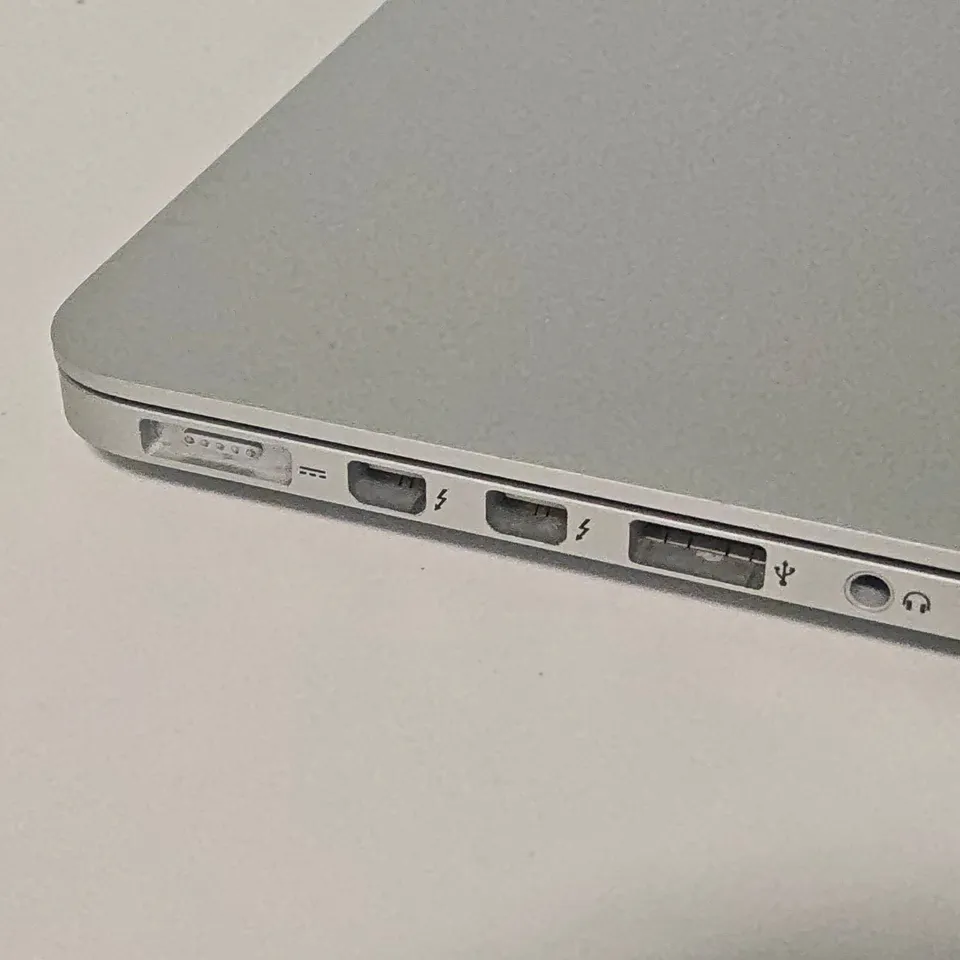 UNBOXED APPLE MACBOOK PRO I-7 8GB/256GB IN SILVER - A1502