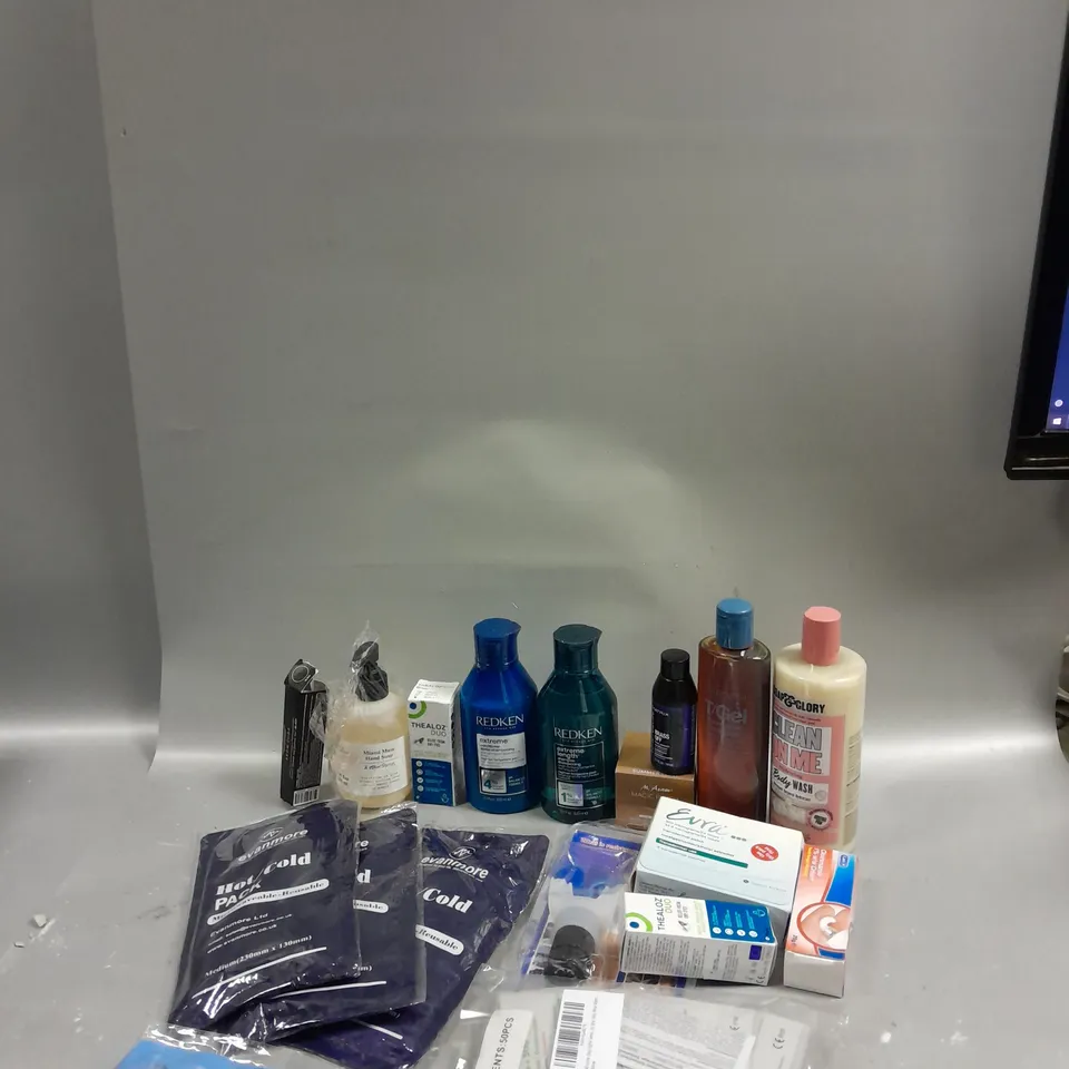 BOX OF APPROXIMATELY 15 COSMETIC ITEMS TO INCLUDE REDKEN SHAMPOO, REDKEN CONDITIONER, SOAP&GLORY BODY WASH, ETC