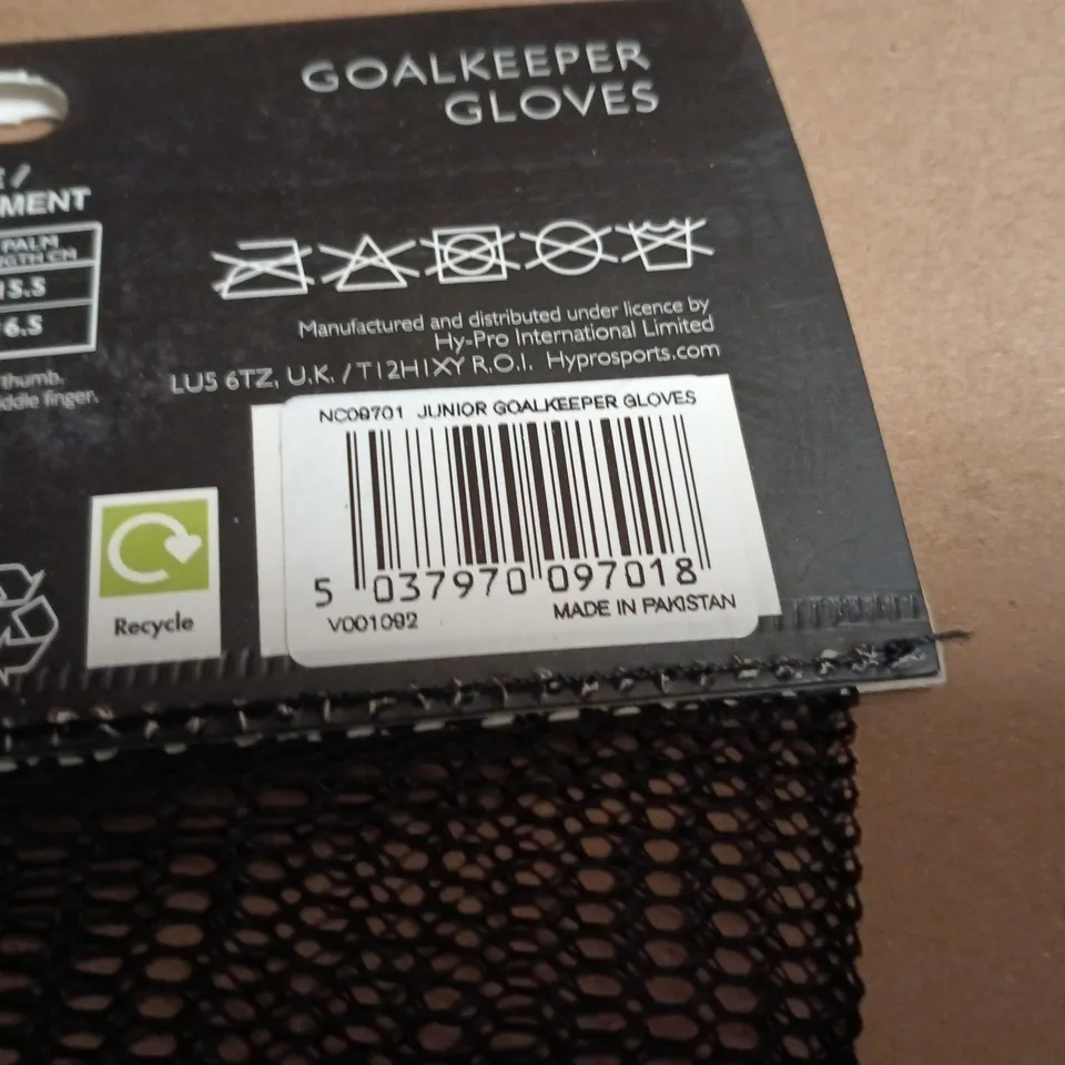 NEWCASTLE UNITED JUNIOR GOALKEEPER GLOVES – BLACK WITH GOLD TRIM (MESH BAG)