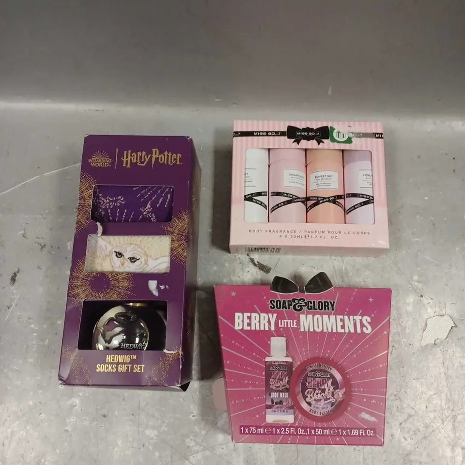 LOT OF 3 ASSORTED COSMETIC BOXSETS TO INCLUDE - SOAP&GLORY BERRY LITTLE MOMENTS - MISS SO..? BODY FRAGRANCES - HARRY POTTER HEDWIG SOCKS GIFT SET