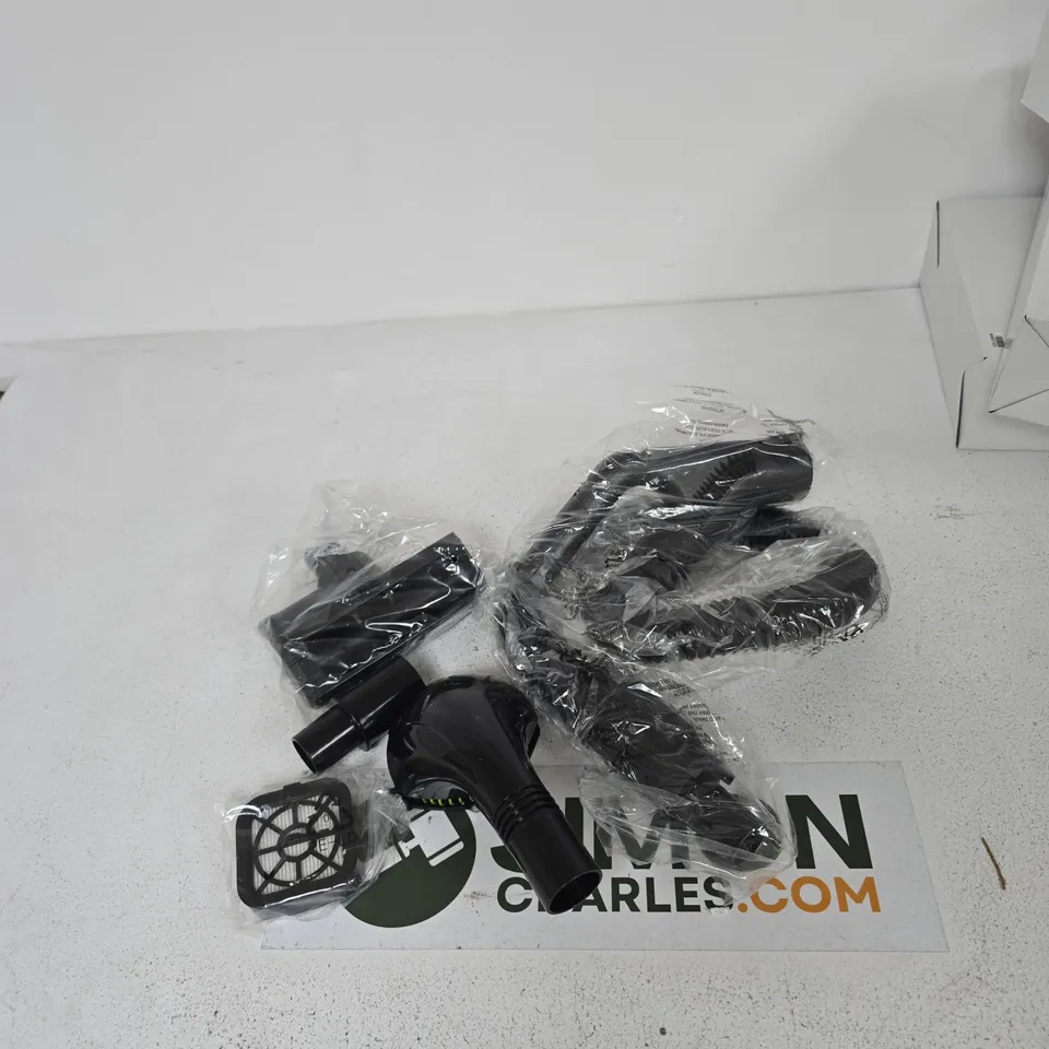 ASSORTED HOOVER ACCESSORIES TO INCLUDE: 2X HEADS, FILTER AND PIPE