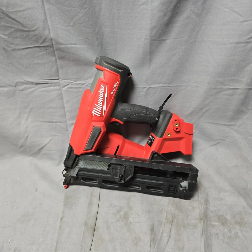 MILWAWKEE M18 FN16GA NAILGUN