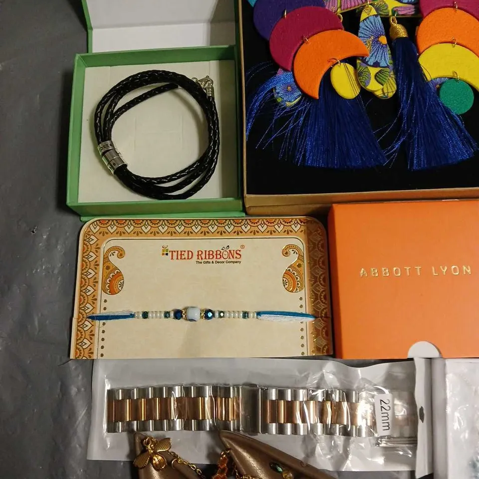 LOT OF ASSORTED JEWELLERY AND WATCH ITEMS