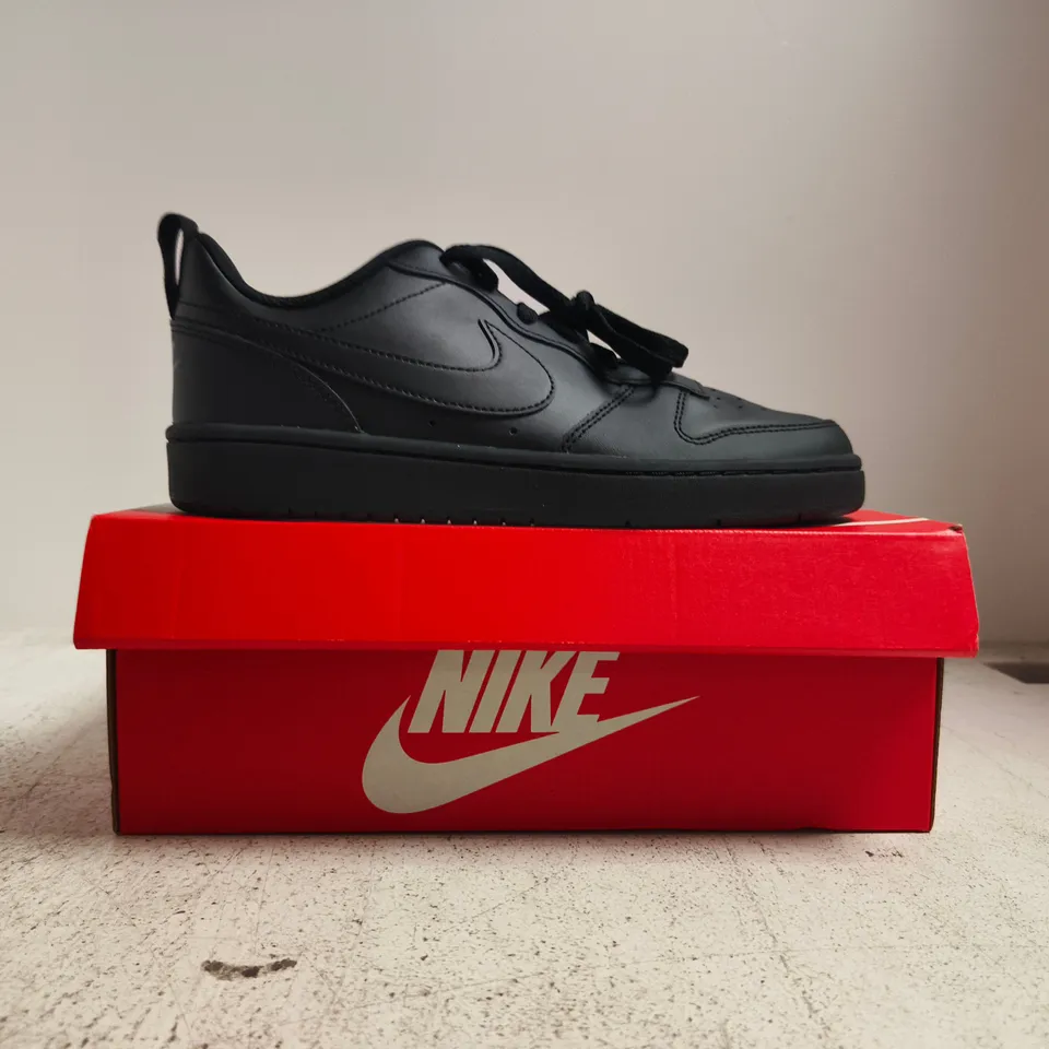BOXED PAIR OF NIKE COURT BOROUGH LOW 2 TRAINERS IN BLACK SIZE UK 6