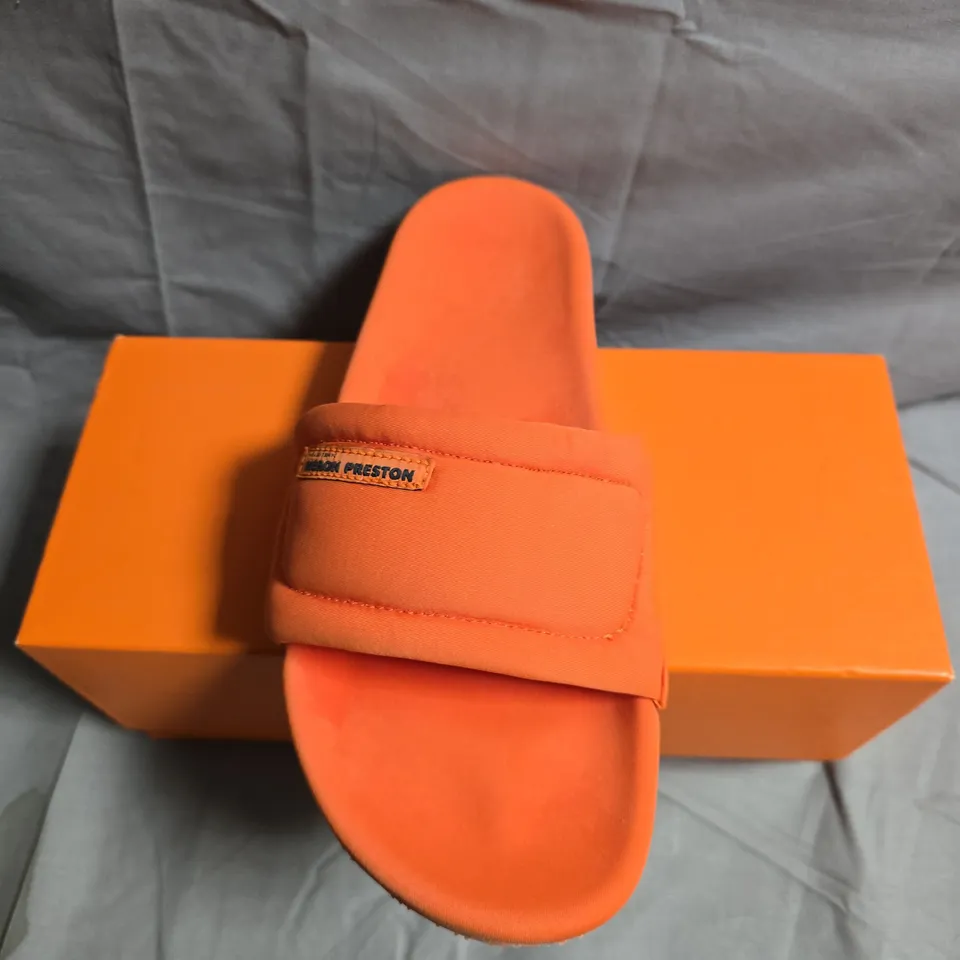 BOXED PAIR OF HERON PRESTON SLIDERS – ORANGE FABRIC SLIDES, UK 6 (EU 39)
