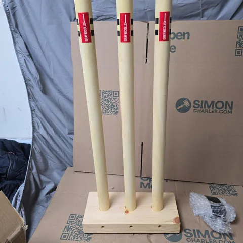 GRAY-NICOLLS CRICKET STUMPS ON DISPLAY STAND – 3 WOODEN RODS