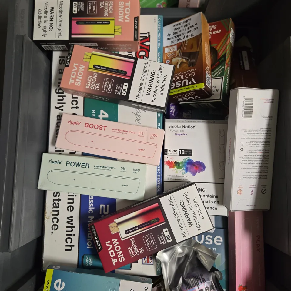 APPROXIMATELY 20 ASSORTED E-CIGARETTE & VAPING ITEMS IN VARIOUS BRANDS 