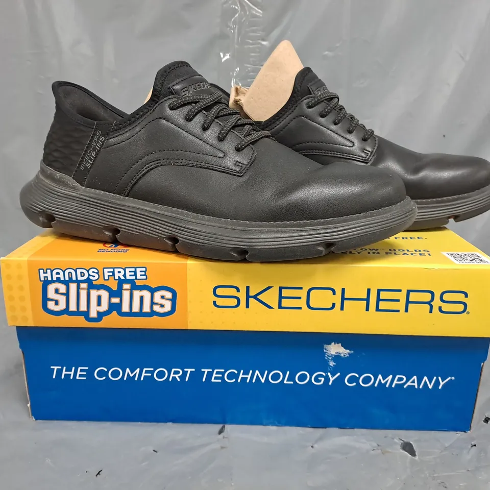 BOXED PAIR OF SKECHERS SHOES IN BLACK SIZE 8