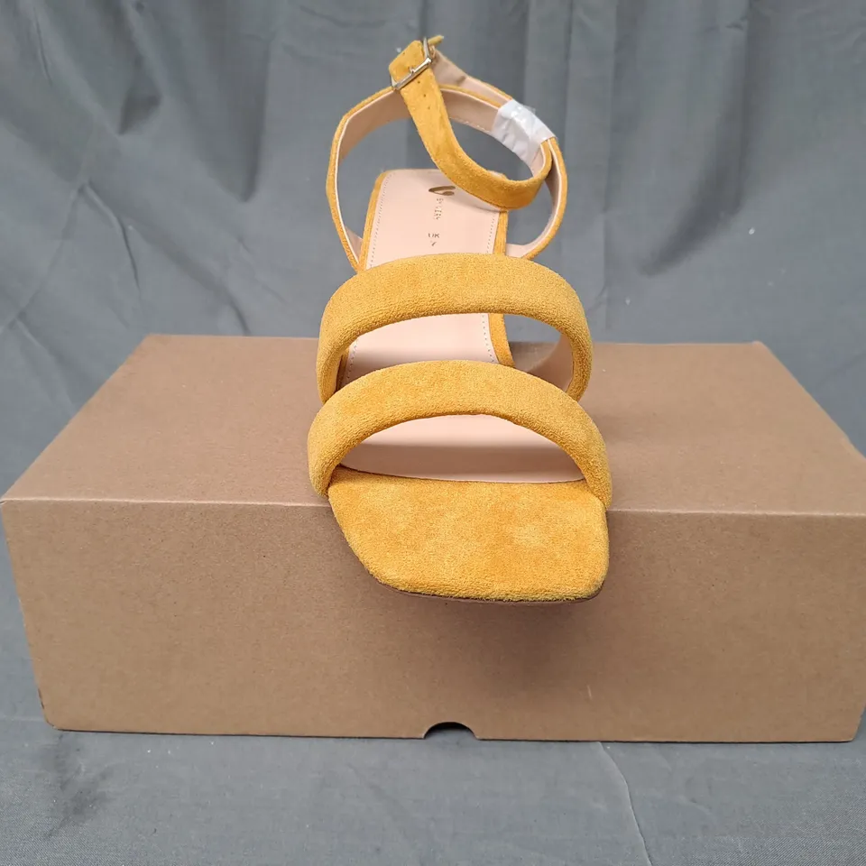 BOXED PAIR OF V BY VERY OPEN TOE BLOCK HEEL SANDALS IN YELLOW SIZE 7