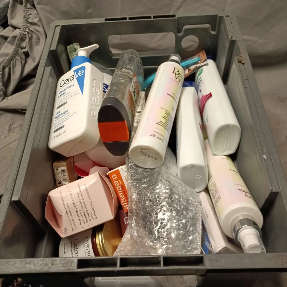 APPROXIMATELY 20 ASSORTED COSMETIC ITEMS TO INCLUDE CERA VE, SANEX MEN, LO'REAL MEN EXPERT, BEAUTY WORKS, HEAD AND SHOULDERS ETC