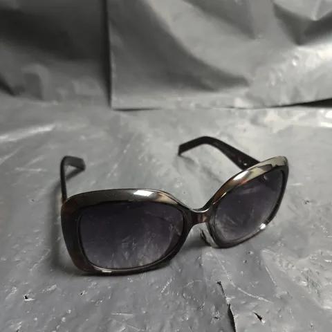 KAREN MILLEN SUNGLASSES – TORTOISESHELL FRAME (CASE INCLUDED)