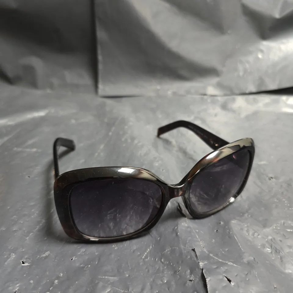 KAREN MILLEN SUNGLASSES – TORTOISESHELL FRAME (CASE INCLUDED)