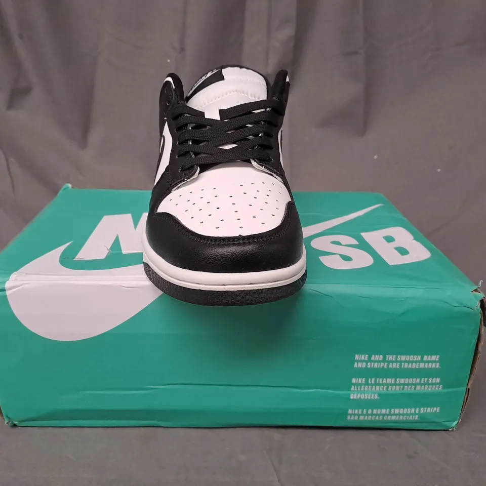 BOXED PAIR OF NIKE SB SHOES IN BLACK/WHITE UK SIZE 8