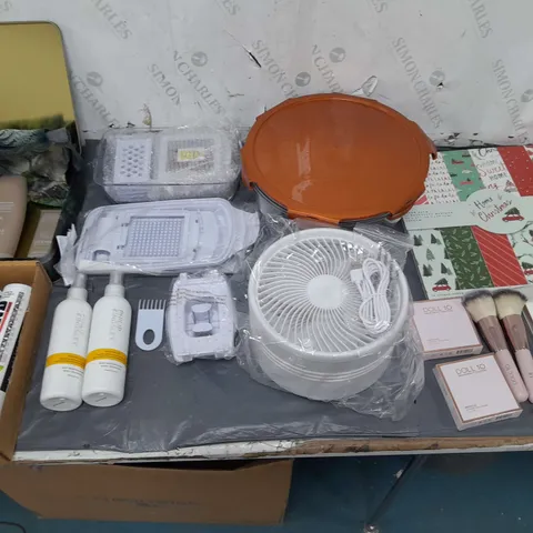 BOX OF APPROXIMATELY 15 ASSORTED ITEMS TO INCLUDE - LOCKNLOCK GLASS CONTAINERS, DOLL10 MAKEUP, AND CHRISTMAS PAPER PACK ETC.