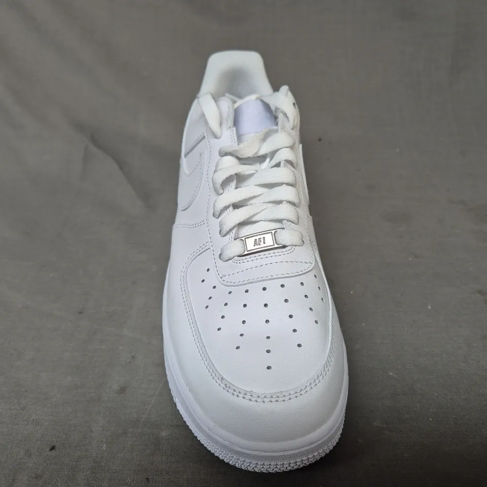 PAIR OF NIKE AIR FORCE 1 SHOES IN WHITE UK SIZE 10