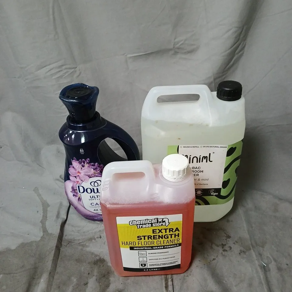 APPROXIMATELY 4 ASSORTED HOUSEHOLD LIQUID PRODUCTS TO INCLUDE ANTI-BAC BATHROOM CLEANER, EXTRA STRENGTH HARD FLOOR CLEANER, DOWRY ULTRA FABRIC SOFTENER ETC