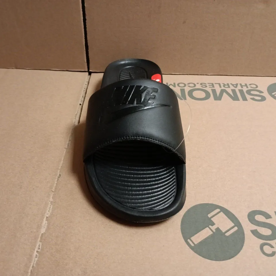BOXED PAIR OF NIKE VICTORI ONE SLIDES IN BLACK SIZE UK 9