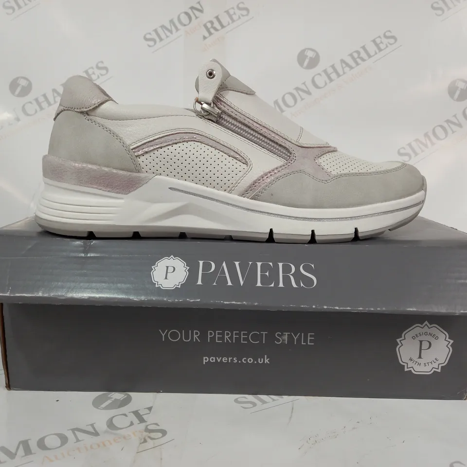 BOXED PAIR OF PAVERS RELIFE SHOES IN WHITE/GREY SIZE 6