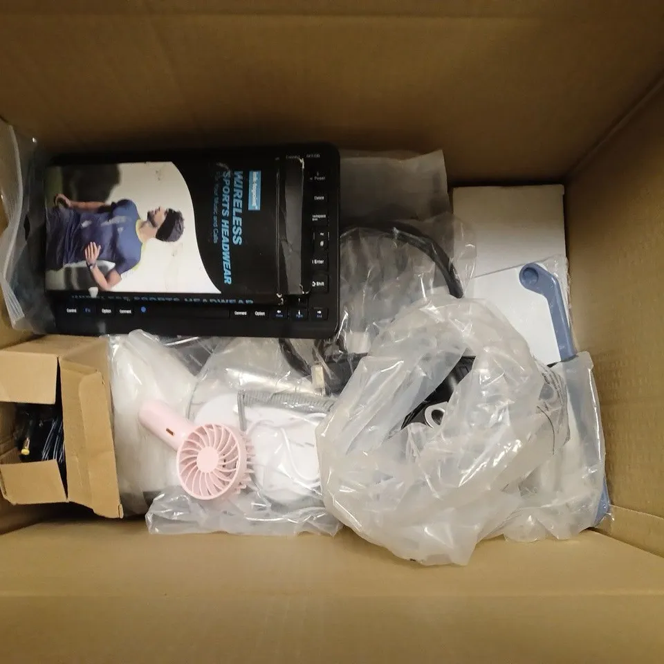 BOX OF APPROXIMATELY 10 ASSORTED ITEMS TO INCLUDE PORTABLE FAN, KEYBAORD & MOUSE, SPORTS HEADWEAR ETC