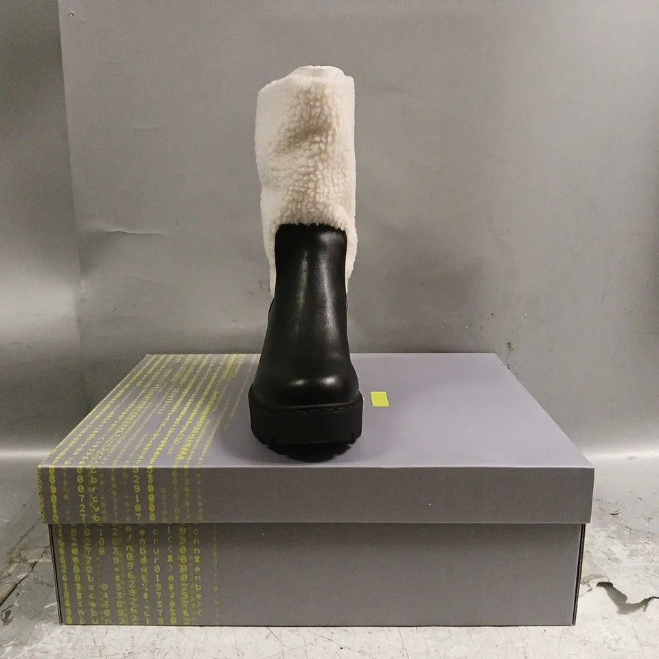 BOXED PAIR OF KOI TEXEL SHEARLING SWITCH BOOTS IN BLACK SIZE UK 7