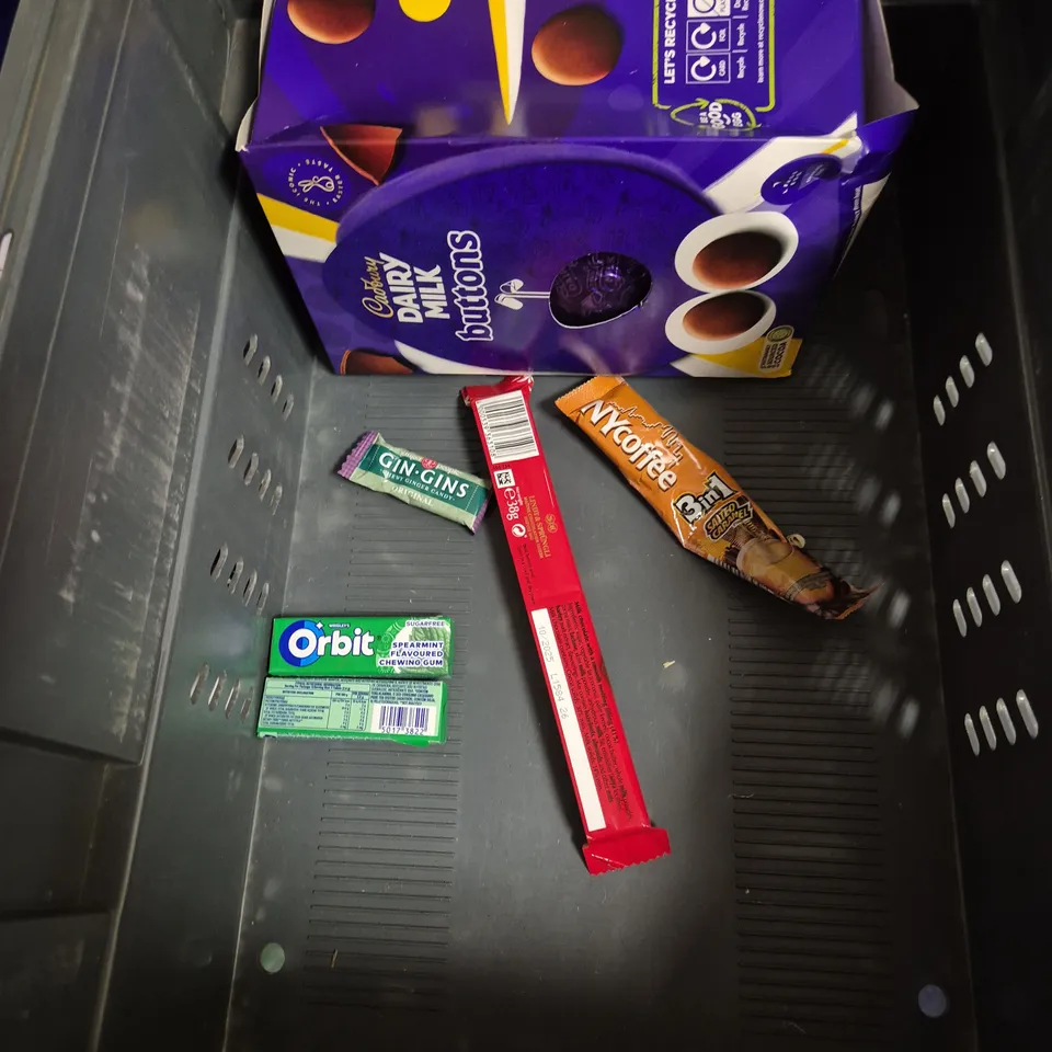 APPROXIMATELY 15 ASSORTED FOOD AND DRINK PRODUCTS TO INCLUDE - HARIBO GIANT HAPPY COLA - CADBURY MILK CHOCOLATE SPREAD - FORTNUM & MASON MOTHER'S JOY LOOSE LEAF TEA - ETC