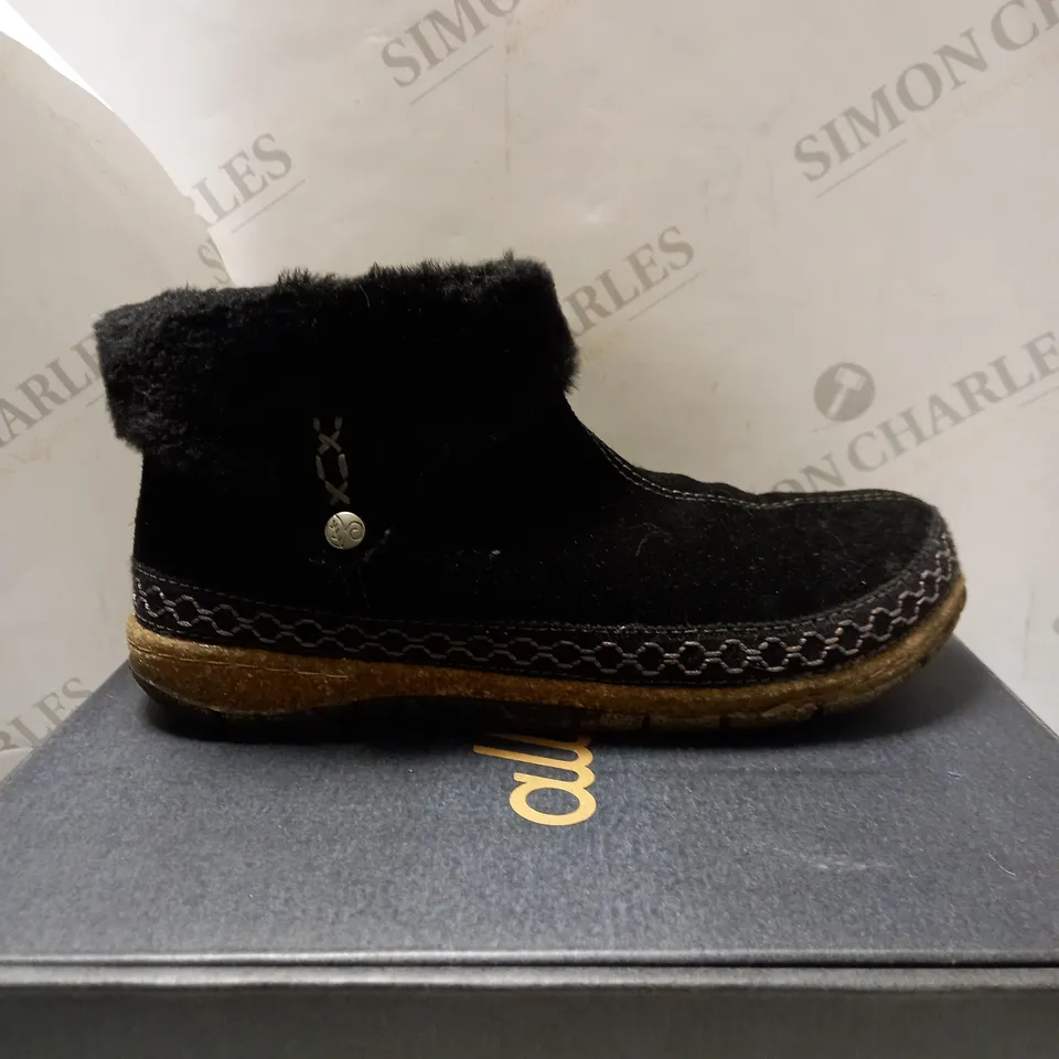EARTH ORIGINS EMMALYN BLACK BOOTIES - SIZE 6