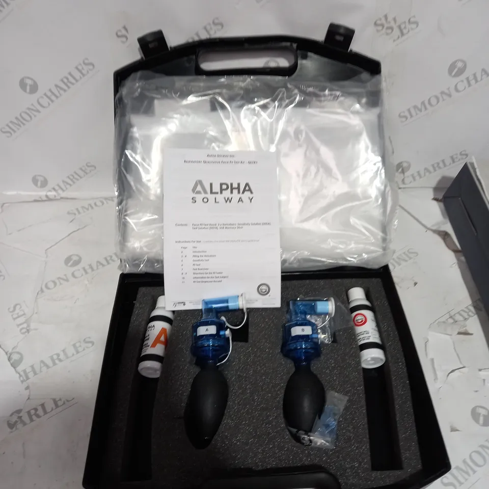 BOX OF ASSORTED HOUSEHOLD ITEMS TO INCLUDE WORKING LAMPS, DRAIN BUSTER, HOSE PIPE ETC 