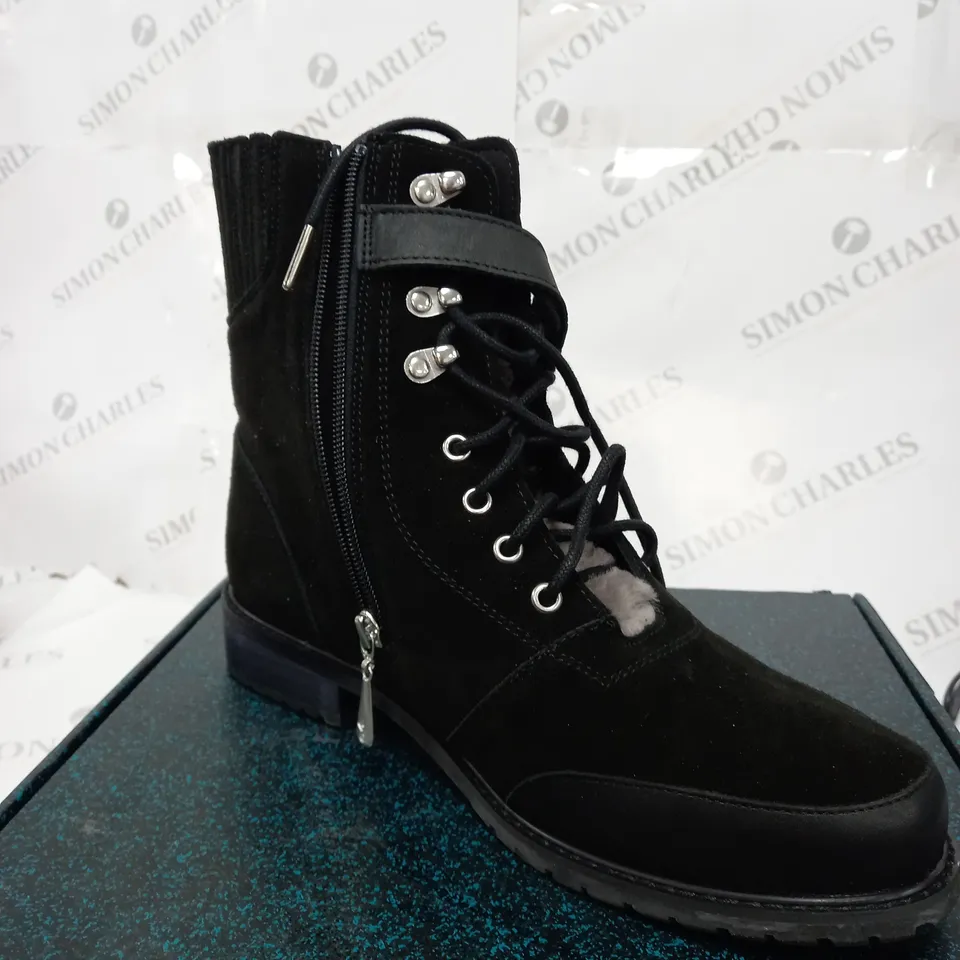 BOXED PAIR OF EMU AUSTRALIA BOOTS SIZE 9