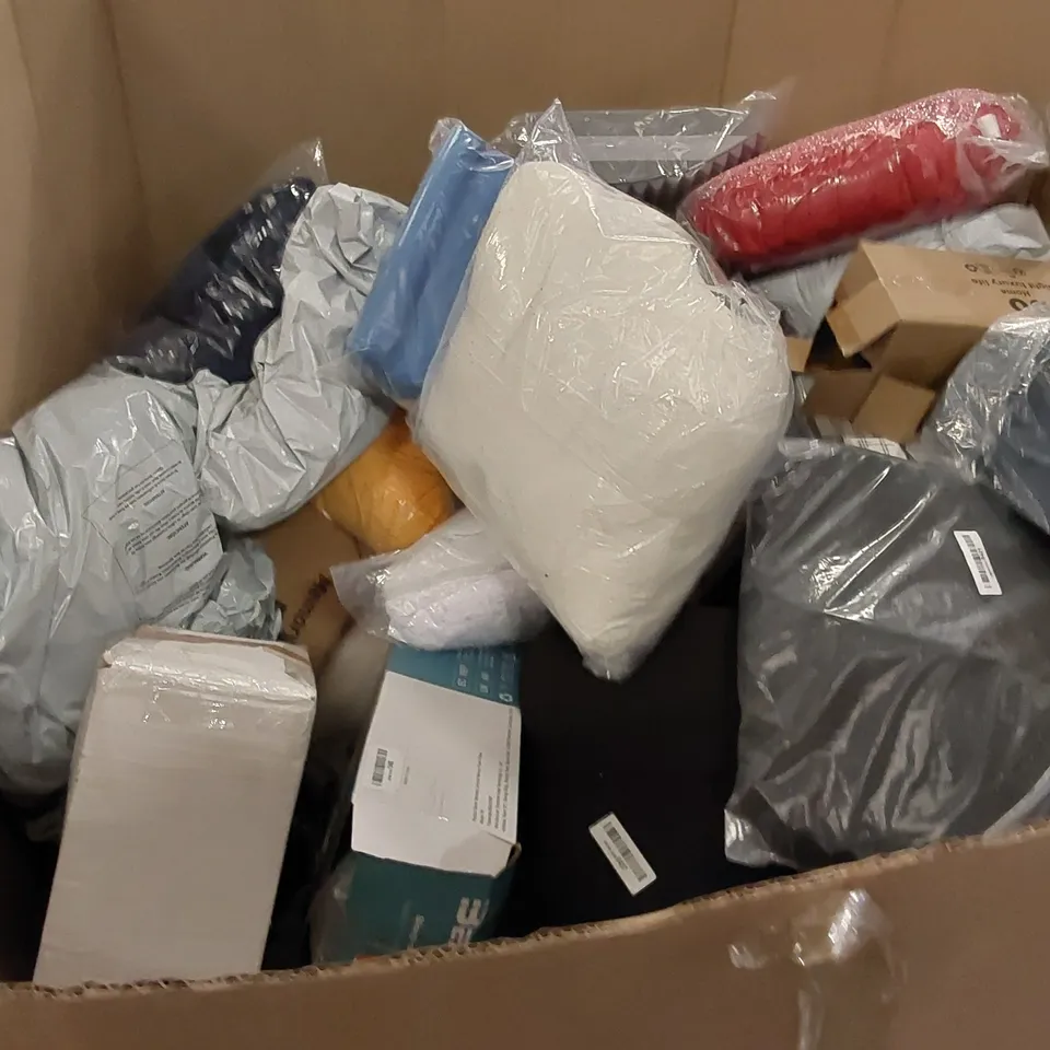 PALLET OF ASSORTED ITEMS INCLUDING: BEDDING, CUSHIONS 