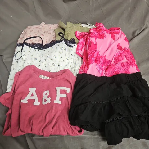BOX OF APPROXIMATELY 20 ASSORTED CLOTHING ITEMS TO INCLUDE TROUSERS, TOPS, DRESSES, ETC