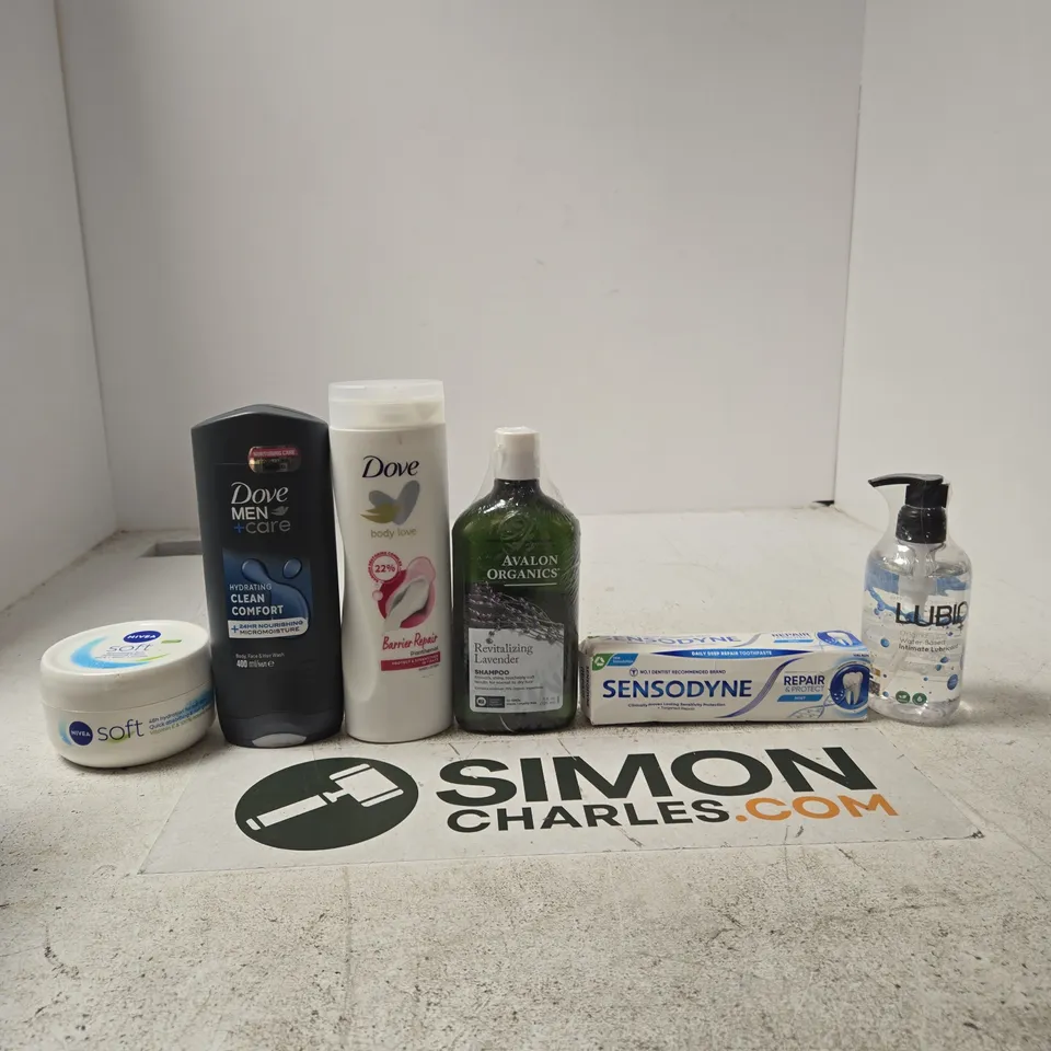 APPROXIMATELY 20 ASSORTED BEAUTY ITEMS INCLUDING DOVE BODY, FACE & HAIR WASH, DOVE BODY LOTION AND AVALON ORGANICS SHAMPOO