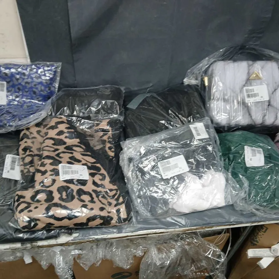 BOX OF APPROXIMATELY 15 ASSORTED CLOTHING ITEMS IN VARIOUS STYLES, COLOURS AND SIZES 