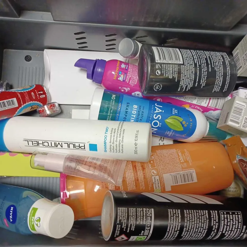 BOX OF APPROX 15 COSMETIC ITEMS TO INCLUDE LOREAL CLAY MASK, SHEGLAM LIP OIL SET AND PAUL MITCHELL SHAMPOO