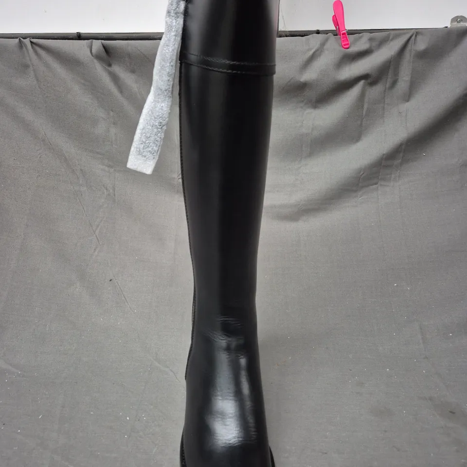 BOXED PAIR OF FAIRFAX & FAVOUR WOMEN'S HEELED REGINA KNEE-HIGH BOOTS IN BLACK UK SIZE 6