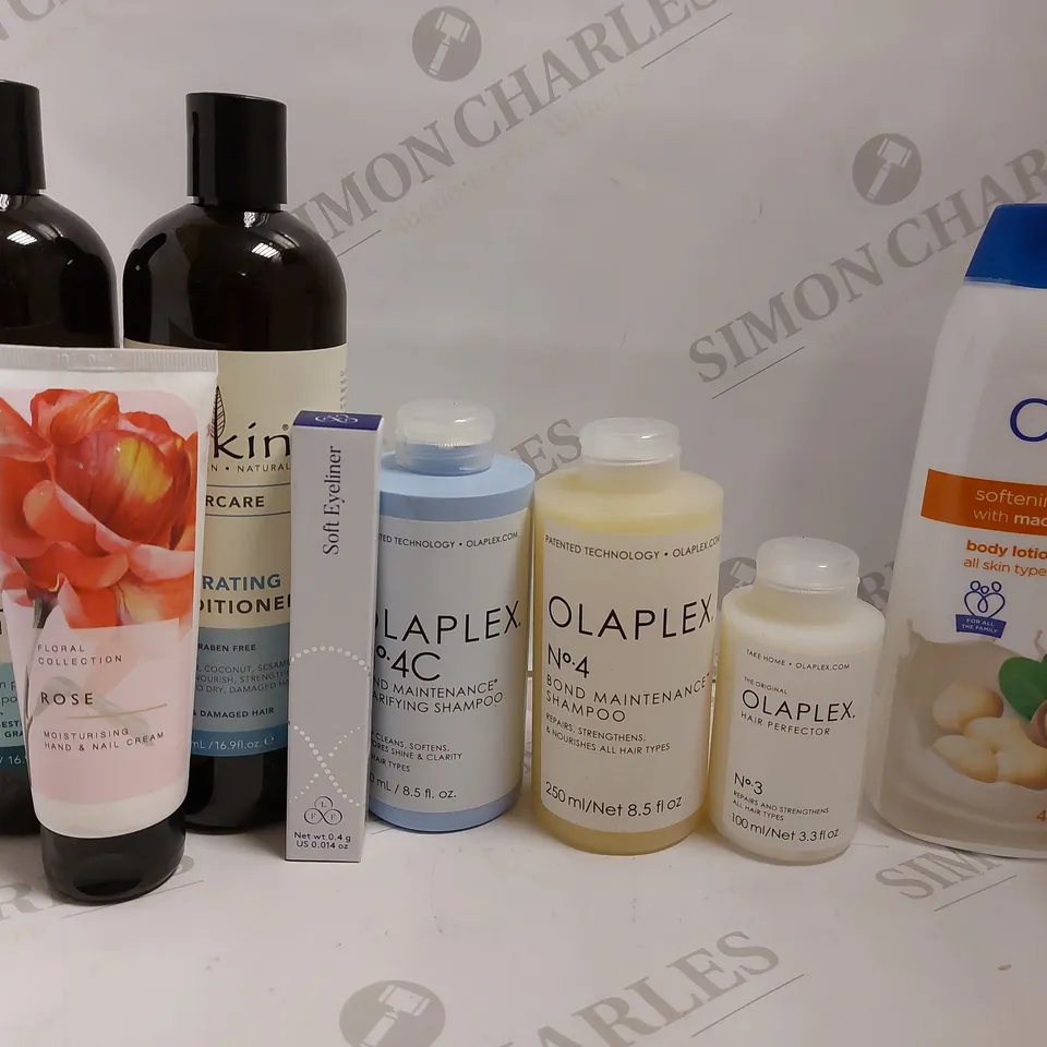 BOX OF APPROX 25 COSMETIC ITEMS TO INCLUDE SUKIN DEEP CLEANSE SHAMPOO AND CONDITIONER, OLAPLEX NO.4C CLARIFYING SHAMPOO, LFF SOFT EYELINER