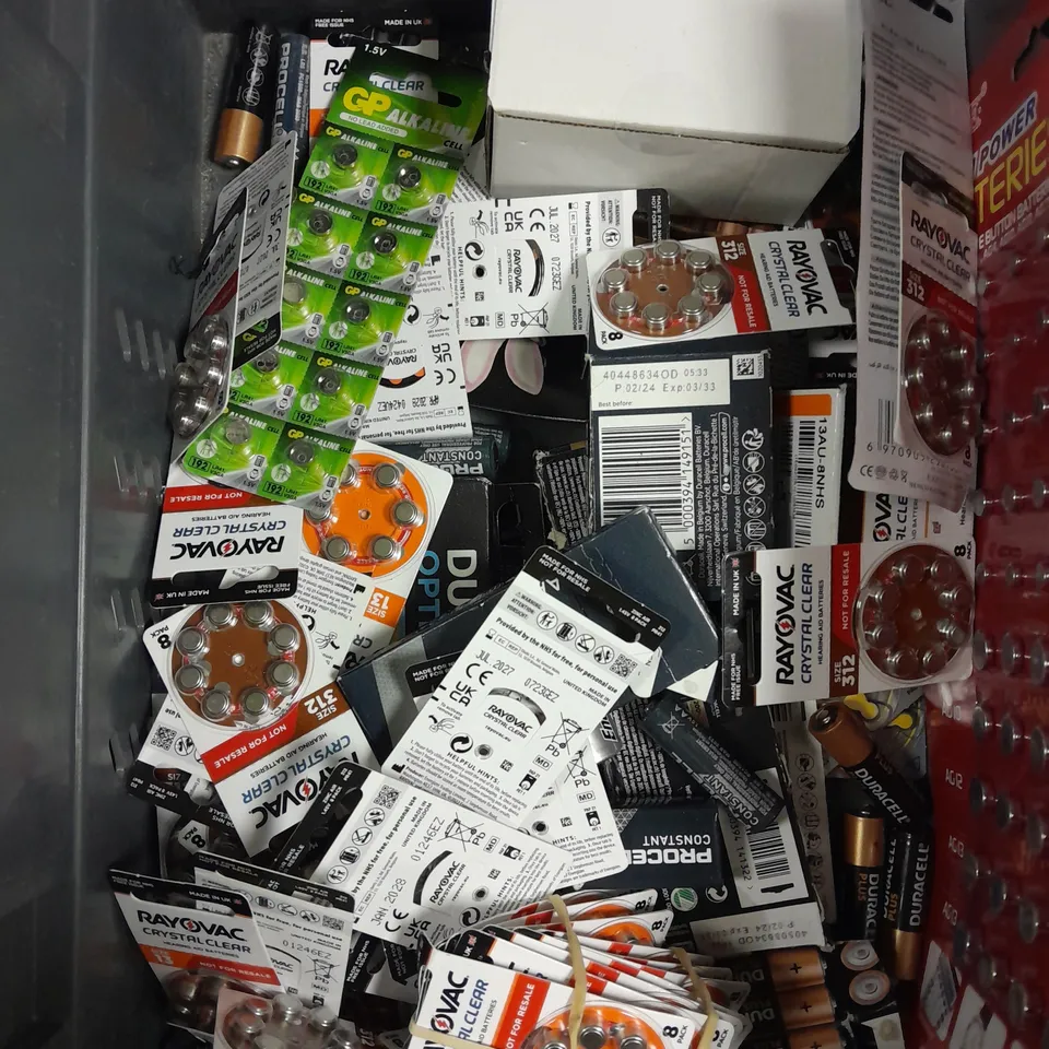 APPROXIMATELY 30 ASSORTED BATTERY PRODUCTS TO INCLUDE BUTTON CELL, AA, 9V ETC 