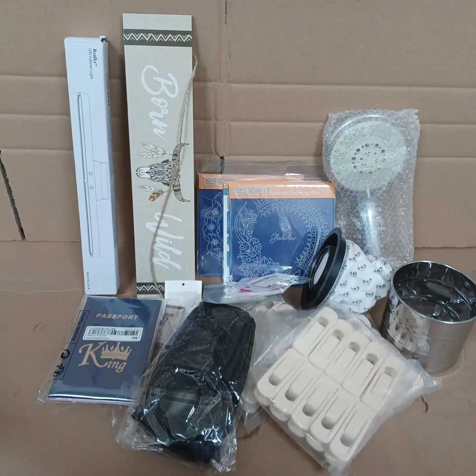 APPROXIMATELY 15 ASSORTED ITEMS TO INCLUDE REALKY LED CABINET LIGHT, PASSPORT HOLDER, WALL PLAQUE, PARCHMENT EMBOSSED PLATE