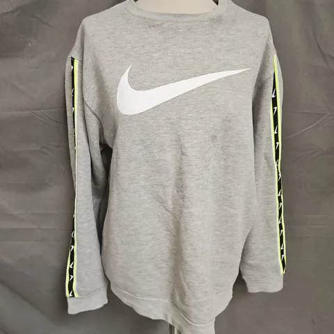 NIKE CREW NECK JUMPER IN GREY MULTI SIZE XL