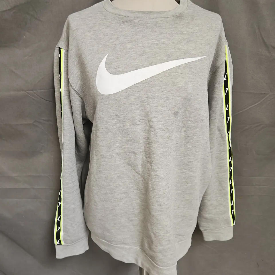 NIKE CREW NECK JUMPER IN GREY MULTI SIZE XL