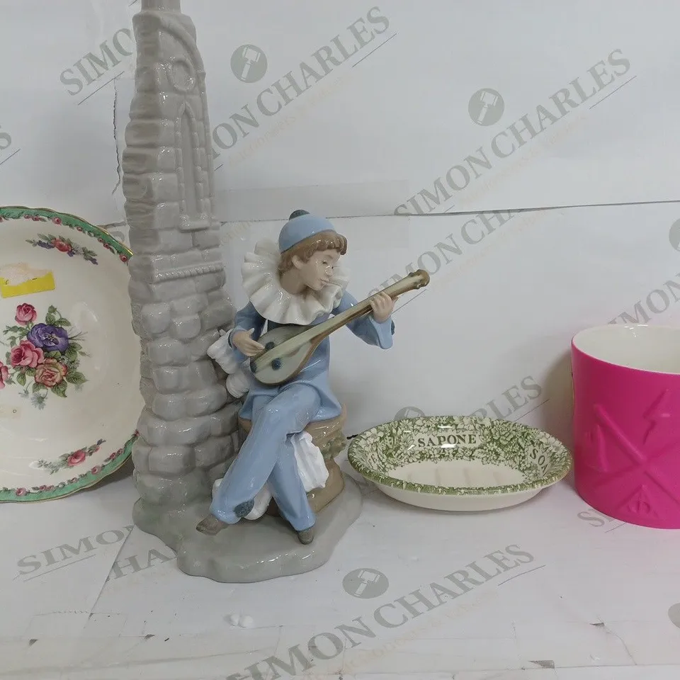 BOX OF APPROXIMATELY 5 ASSORTED ITEMS TO INCLUDE - SAPONE SOAP DISH - HARRY POTTER MUG - FLORA DISH ETC