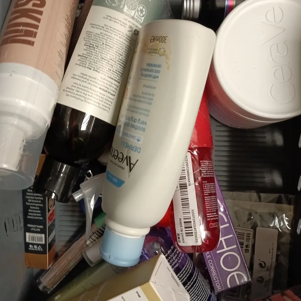 APPROXIMATELY 15 ASSORTED HEALTH & BEAUTY PRODUCTS TO INCLUDE CERAVE FOAMING CLEANSER, SOFT GEL TIPS, SQUATCH SOAP ETC