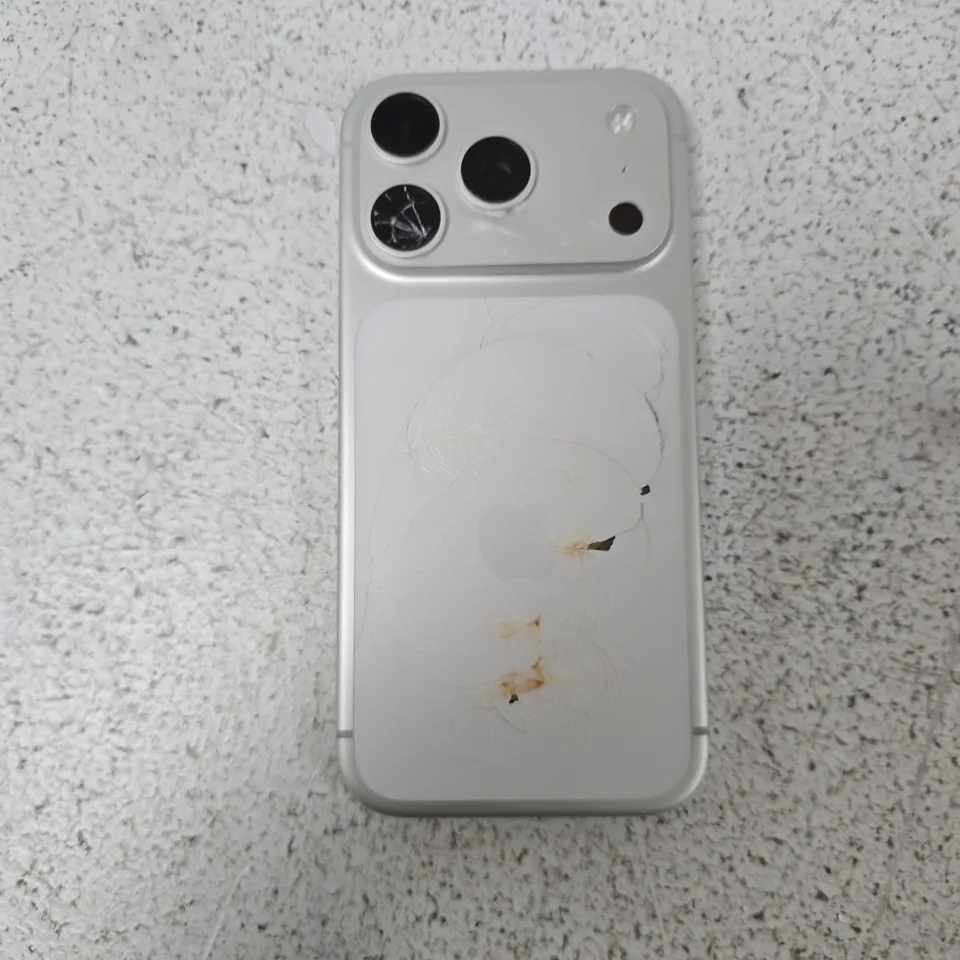 IPHONE 17 PRO – SILVER, 3‑CAMERA REAR, BOXED WITH USB‑C CABLE HEAVILY DAMAGED 