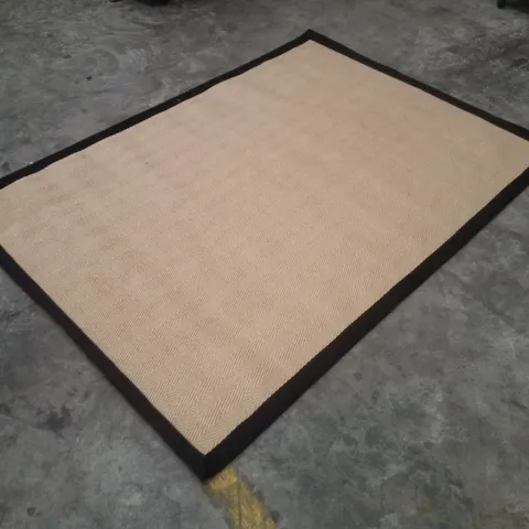 QUALITY DESIGNER AREA RUG APPROXIMATELY 140Γ200CM