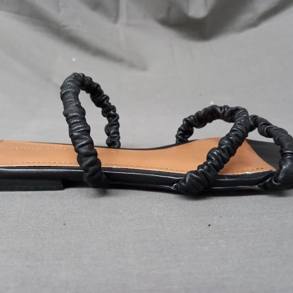 BOXED PAIR OF WHO WHAT WHERE ZELA OPEN TOE SANDALS IN BLACK UK SIZE 3