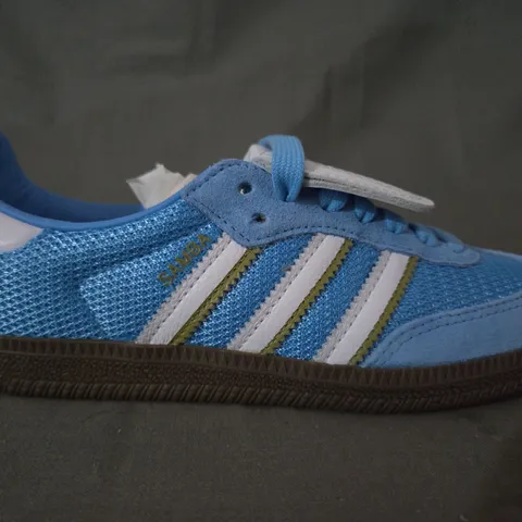 BOXED PAIR OF ADIDAS SAMBA LT SHOES BLUE/WHITE UK SIZE 4.5