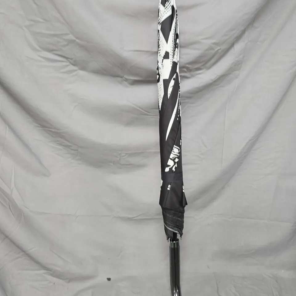 JOB LOT OF APPROXIMATELY 10 ASSORTED ITEMS TO INCLUDE: 24PACK TOILET ROLL AND UMBRELLA