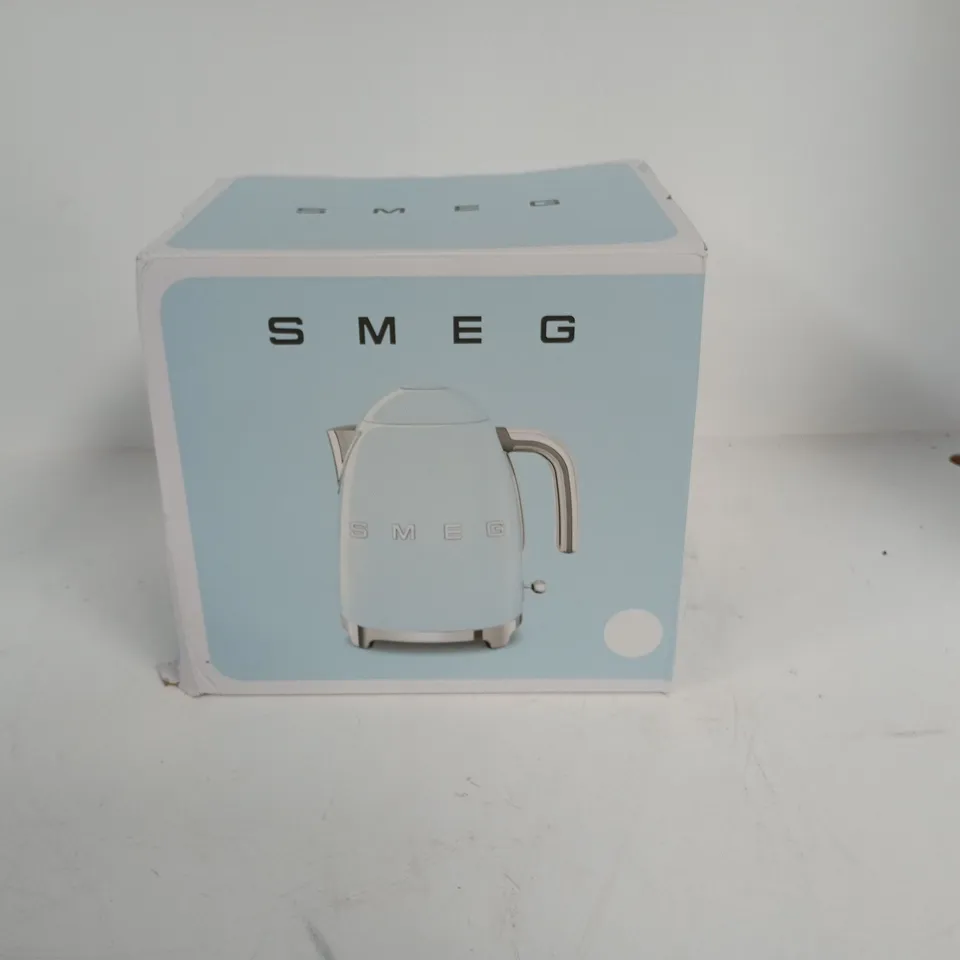 BOXED SMEG 1.7L KETTLE IN WHITE