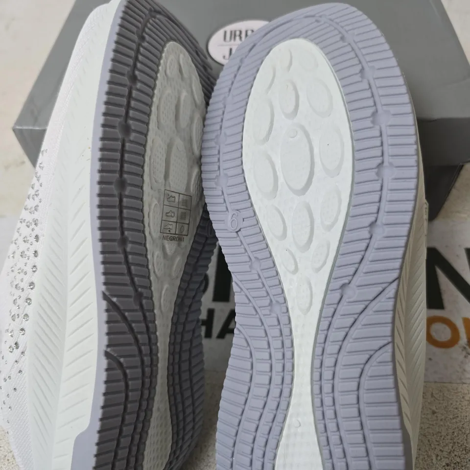 BOXED URBAN JACKS NEGRONI TRAINERS, WHITE - SIZE 6 